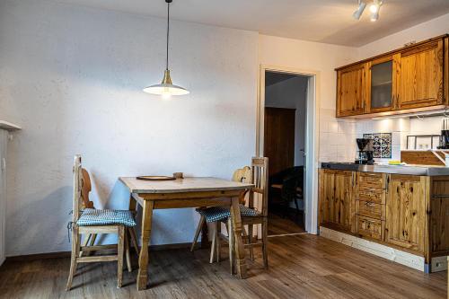 オーバーシュタウフェンにあるGiebelblick-Bのキッチン(木製テーブル、いくつかの椅子付)
