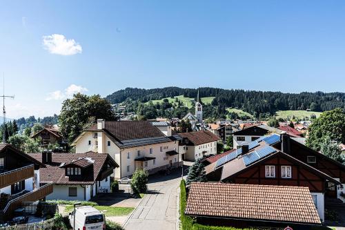 uma vista aérea de uma aldeia com casas em Giebelblick-B em Oberstaufen