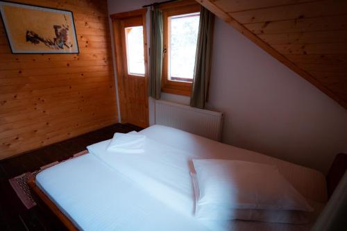 Ένα ή περισσότερα κρεβάτια σε δωμάτιο στο Cabana Lăcrămioara