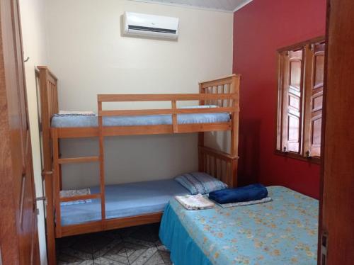 阿爾特做超的住宿－Recanto das Palmeiras Alter do Chão，一间卧室配有两张双层床和一张床