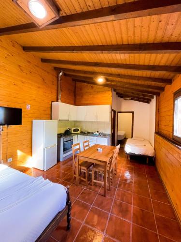 a kitchen and dining room with a table in a room at Jantesta Guest House in Coimbra