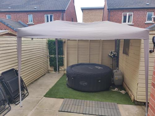 a gazebo with a large tire under it at Lewis Square Town House in Belfast