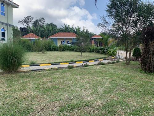podwórko z domem i dom z podjazdem w obiekcie Ishuro Villas w mieście Rukungiri