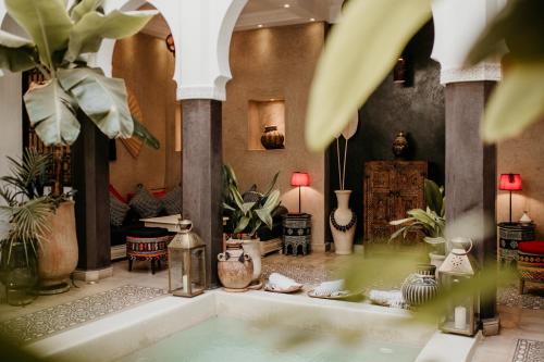 bagno con vasca e piante di Riad Alnadine a Marrakech