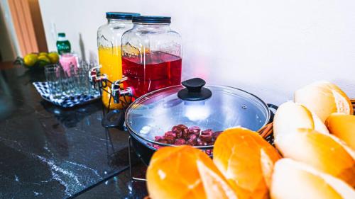a table with oranges and a glass jar of juice at Pousada Casarão na Serra in Vargem Bonita