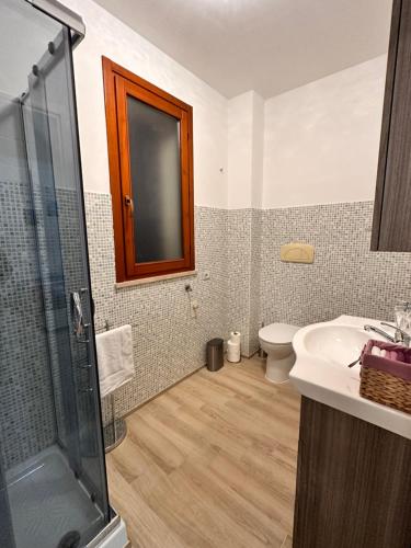 uma casa de banho com um WC, um lavatório e um chuveiro em Holidays Apartment em Cagliari