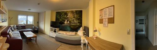 una sala de estar con un sofá y una mesa en Ferienwohnung Wolff, Kelkheim, en Kelkheim