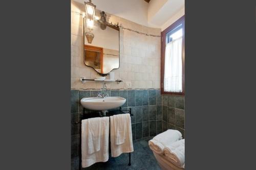 ローマにあるBrancaleone86 - The Loftのバスルーム(シンク、鏡、タオル付)