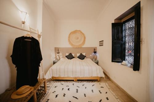 a bedroom with a bed and a window at Riad Alnadine in Marrakech