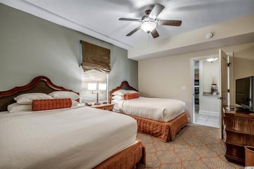 Кровать или кровати в номере Marina Inn 4-706