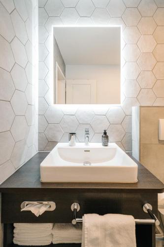 a bathroom with a sink and a mirror at Moderne 3 Zi-FeWo "Vintage Style" 70 qm Nähe Freiburg in Simonswald