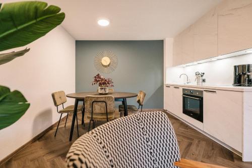 a kitchen and dining room with a table and chairs at Moderne 3 Zi-FeWo "Vintage Style" 70 qm Nähe Freiburg in Simonswald