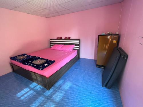 1 dormitorio rosa con 1 cama en una habitación en บ้านสวนนกโฮมสเตย์ OWLHOUSE, en Ban Pong Pat