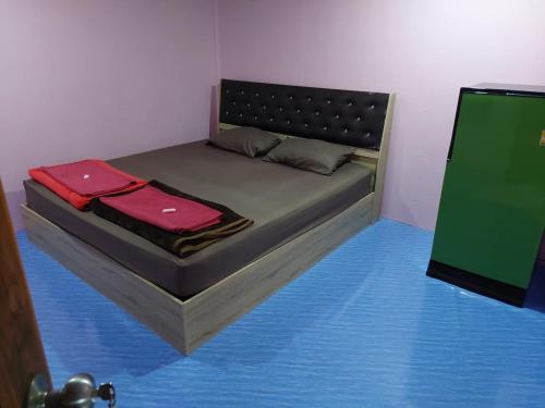 - un lit avec 2 serviettes dans une chambre dans l'établissement บ้านสวนนกโฮมสเตย์ OWLHOUSE, à Ban Pong Pat