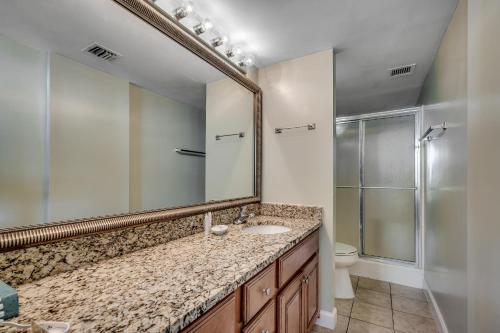 W łazience znajduje się umywalka i lustro. w obiekcie Carolina Dunes - 503 w mieście Myrtle Beach