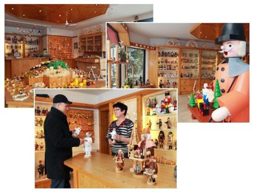 mężczyzna i kobieta stojący w sklepie z zabawkami w obiekcie Spielzeugmacherhaus w mieście Neuhausen