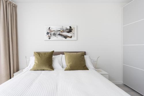 A bed or beds in a room at Home2Book Olympo Suite