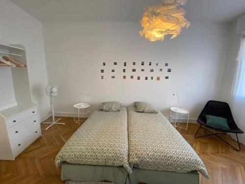 Postel nebo postele na pokoji v ubytování Le Thirty - appt 70m2, centre de Royan & plage