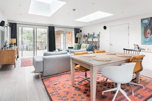 a living room with a table and chairs at The Oaks, Twyford Moors, South Downs National Park in Winchester