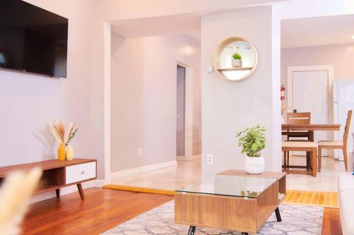a living room with a coffee table and a dining room at Cozy apartment 1st 10min Walk Downtown and City View in Providence