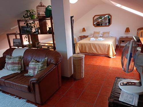 a living room with a couch and a bed at Valmoa in Praia da Vitória