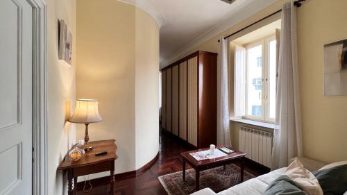 uma sala de estar com um sofá e uma janela em Calabritto Suite em Nápoles