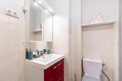 y baño con aseo, lavabo y espejo. en La chambre des secrets / parking / wifi, en Toulouse