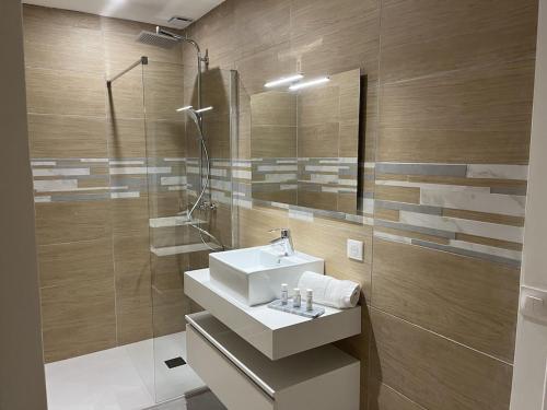 Kúpeľňa v ubytovaní Golf de Pont Royal Villa des Alpilles climatisée 3 chambres Piscine chauffée Parking et Garage