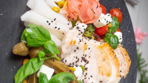 um prato de alimentos com vegetais e carne em TownHouse Tbilisi Boutique Hotel em Tbilisi