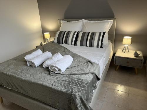 Llit o llits en una habitació de Golf de Pont Royal Villa des Alpilles climatisée 3 chambres Piscine chauffée Parking et Garage