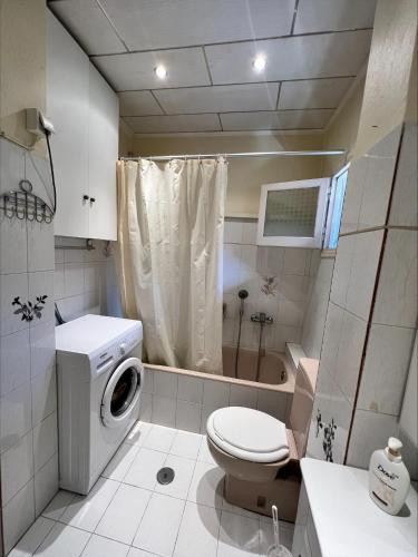A bathroom at Ria Apartments
