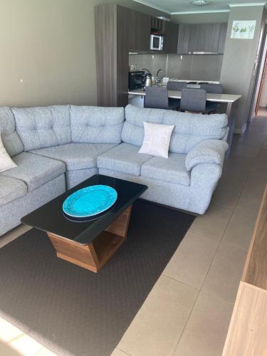sala de estar con sofá y mesa en apartamento, en La Serena