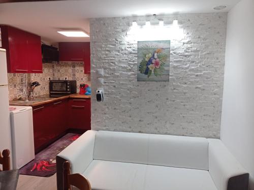 un salon avec un canapé blanc dans une cuisine dans l'établissement Résidence naturiste Eden 117, à Leucate