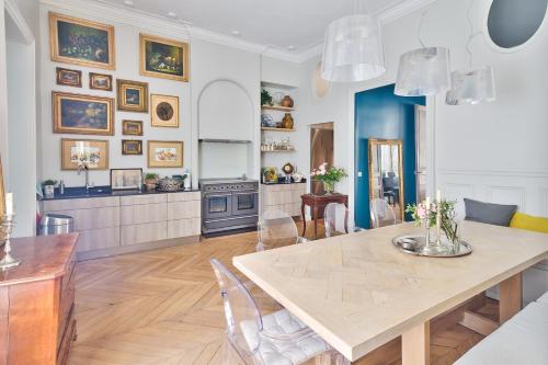 une cuisine et une salle à manger avec une table et des chaises dans l'établissement Appartement de standing 4 étoiles sur l'île Saint-Louis by Weekome, à Paris