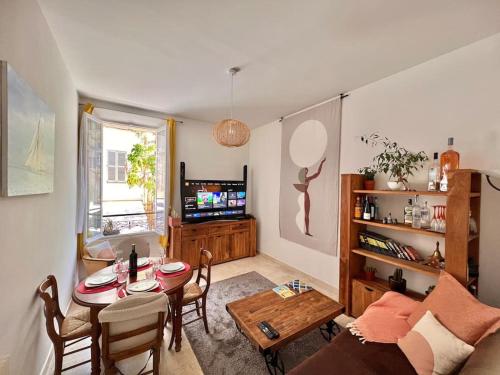 un salon avec un canapé et une table dans l'établissement Cannes : Commandant André/Florian pieton, à Cannes