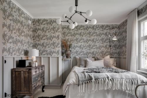 um quarto com uma cama e um lustre em Bruket i Wiared em Borås