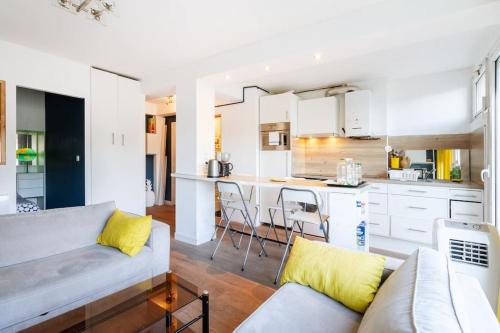 un salon avec un canapé et une cuisine dans l'établissement double appartement, saint michel, parking, wifi, à Toulouse