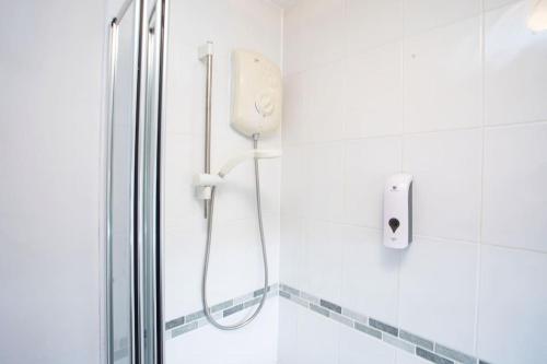 y baño con ducha con cabezal de ducha. en Wigmore Lodge - FREE Parking & Airport & M1 & Contractor & Leisure, en Luton