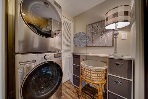 a laundry room with a washing machine and a desk at Town Square Retreat in Blairsville