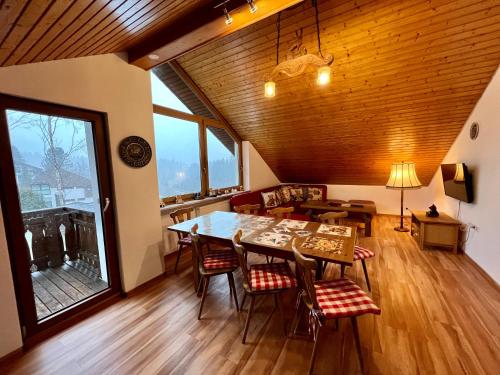 uma sala de jantar com uma mesa e cadeiras num quarto em Ferienhaus Frei 1 Hinterzarten em Hinterzarten