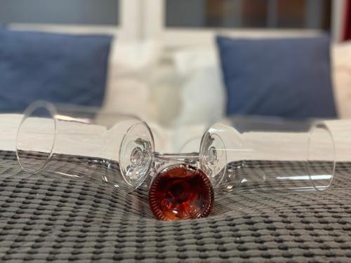 una copa de vino sobre una mesa en Lux Apartment near Frankfurt!, en Mörfelden-Walldorf