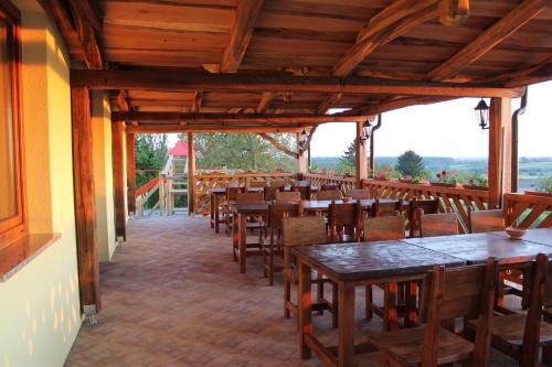 uma fila de mesas e cadeiras num restaurante em Rooms & Apartment Vinia em Bjelovar