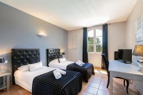 Un ou plusieurs lits dans un hébergement de l'établissement Hôtel La Bastide Saint Martin