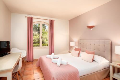 - une chambre avec un lit, un bureau et une fenêtre dans l'établissement Hôtel La Bastide Saint Martin, à Carcassonne