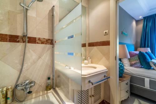 bagno con doccia e lavandino di Luxury Spacious Penthouse & garage 150m to Beach a Marbella