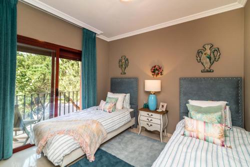 una camera con 2 letti e un balcone di Luxury Spacious Penthouse & garage 150m to Beach a Marbella