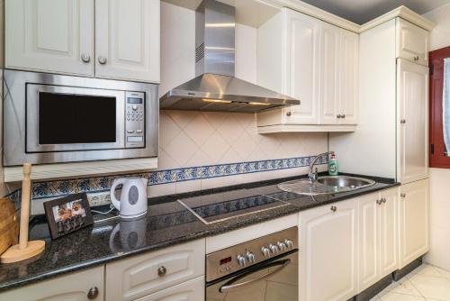 Luxury 2-Bed Apartment Elviria - Pool Sauna & gym