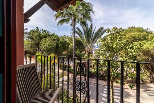 Luxury 2-Bed Apartment Elviria - Pool Sauna & gym