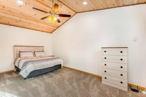 1 dormitorio con 1 cama y ventilador de techo en It's All About The Views!, en Woodland Park