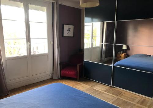 Cama ou camas em um quarto em Le Bleu Roi - Appartement calme proche de la Gare